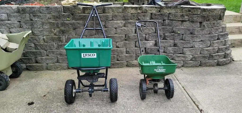 Lawn Fertilizer Spreaders - Lesco + Scotts