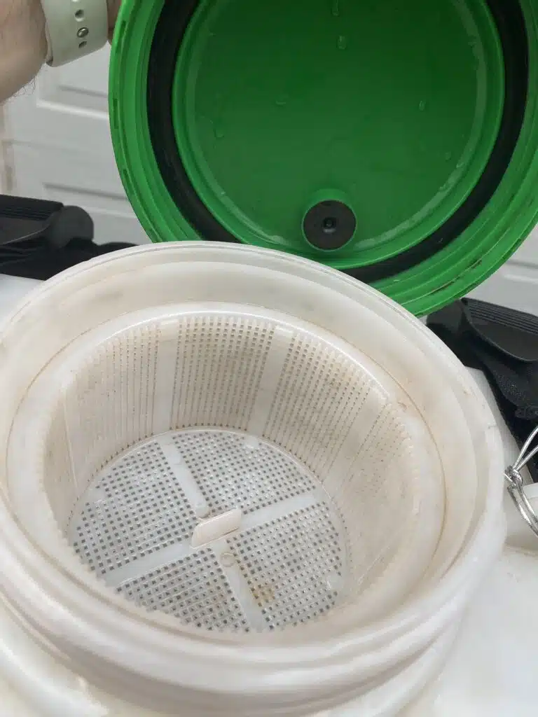 flowzone_typhoon_2.5_lid_and_strainer